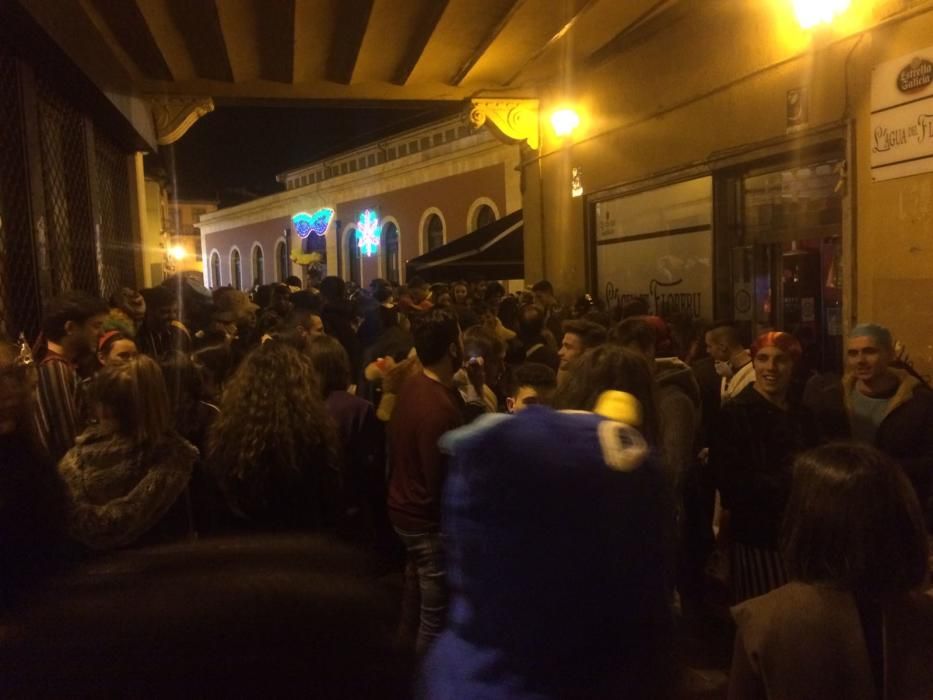 El botellón de carnaval llena de basura el Antiguo