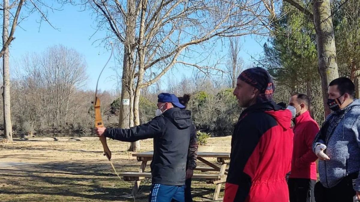 Tiro con arco en el primer taller multiaventura organizado desde el Punto Joven. / E. P.