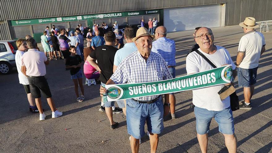 Largas colas en el inicio de la campaña de abonos del Córdoba CF