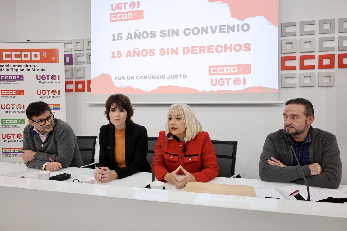 Miguel Ángel López, Teresa Fuentes, Paqui Sánchez y Juan Crevillén, este martes en la comparecencia conjunta de CC OO y UGT para denunciar el bloqueo del convenio colectivo de la sanidad privada.