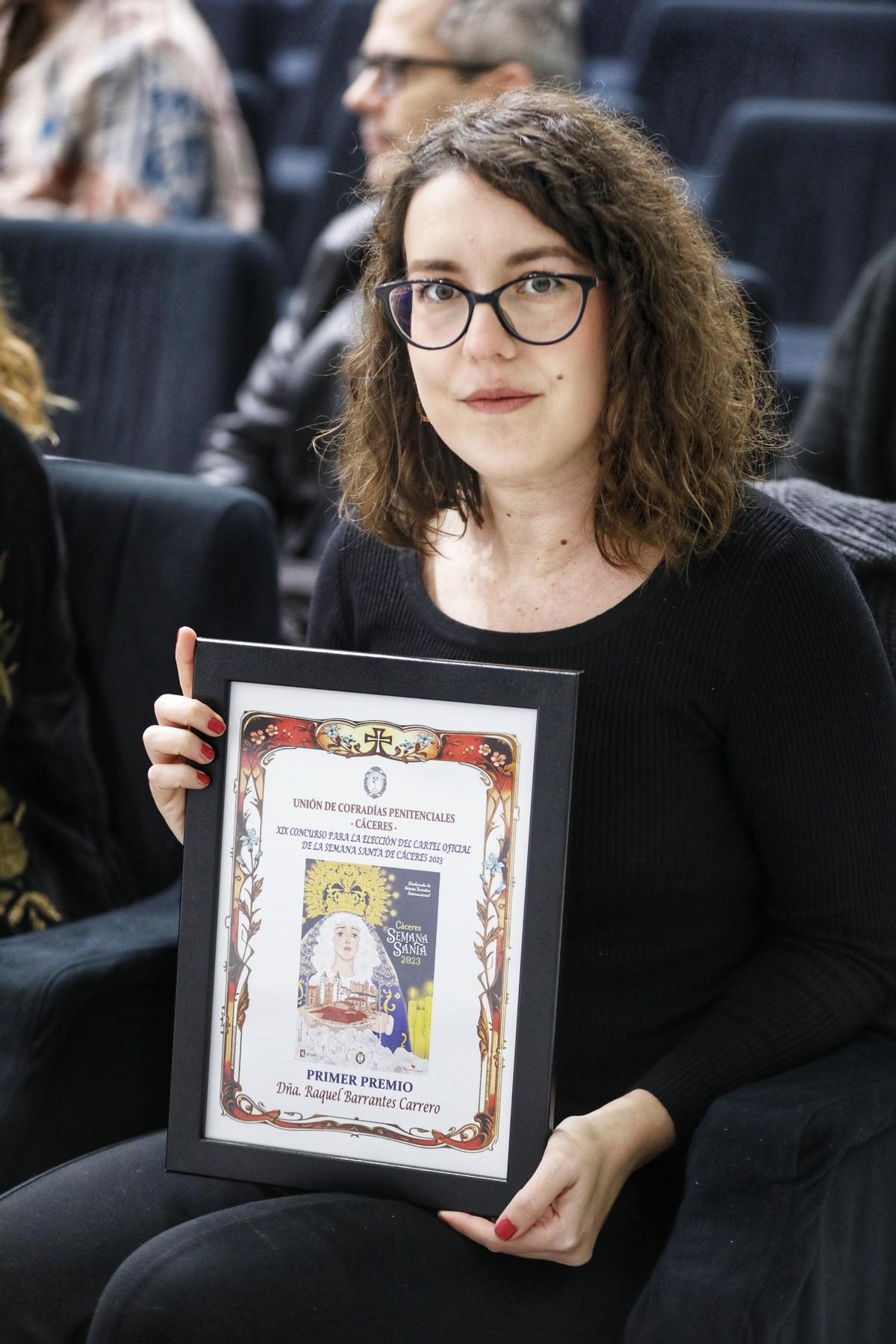 Raquel Carrero, cacereña de 35 años, autora del cartel, con el diploma recibido por su primer premio.