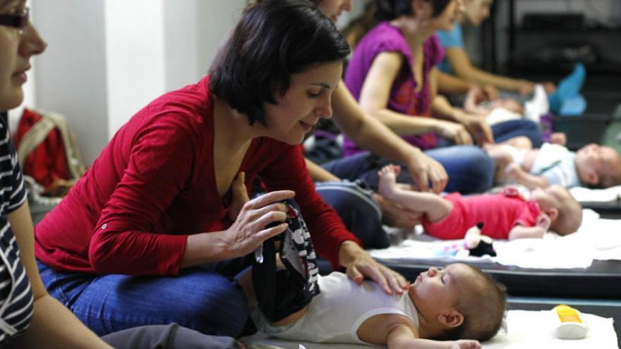 Varias madres atendiendo a sus hijos.