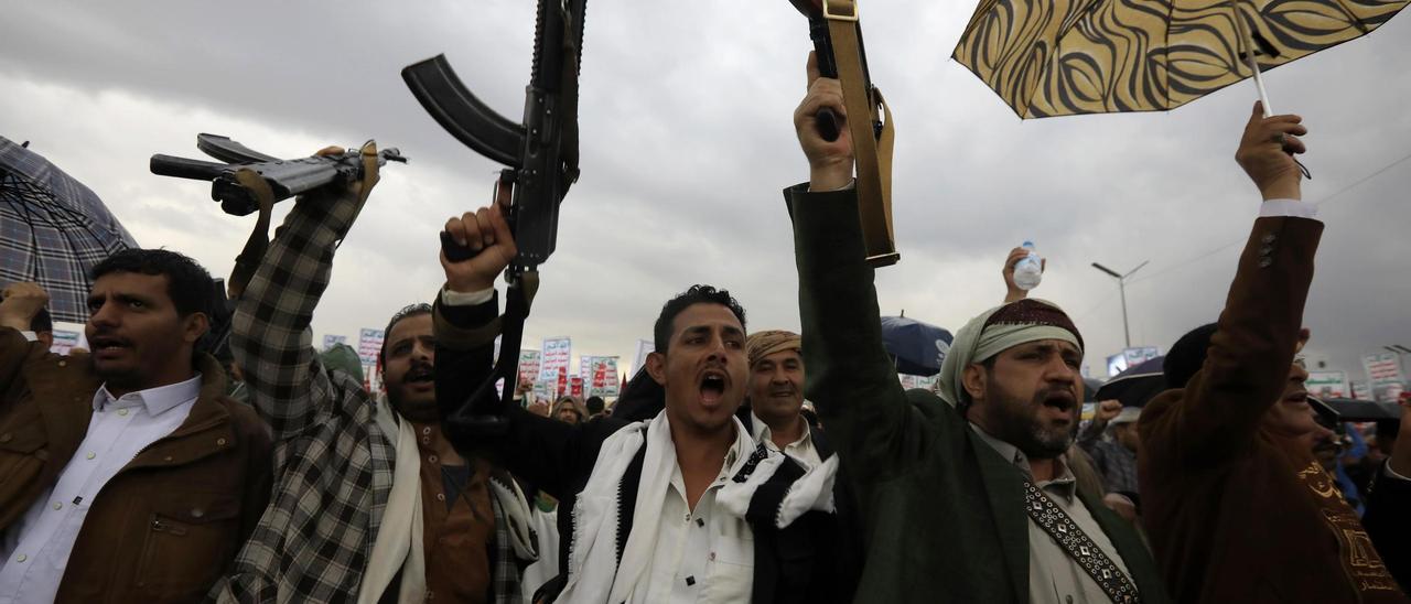 Protesta en la capital de Yemen, Saná, contra la designación de los hutíes como organización terrorista por parte de EEUU, este viernes.