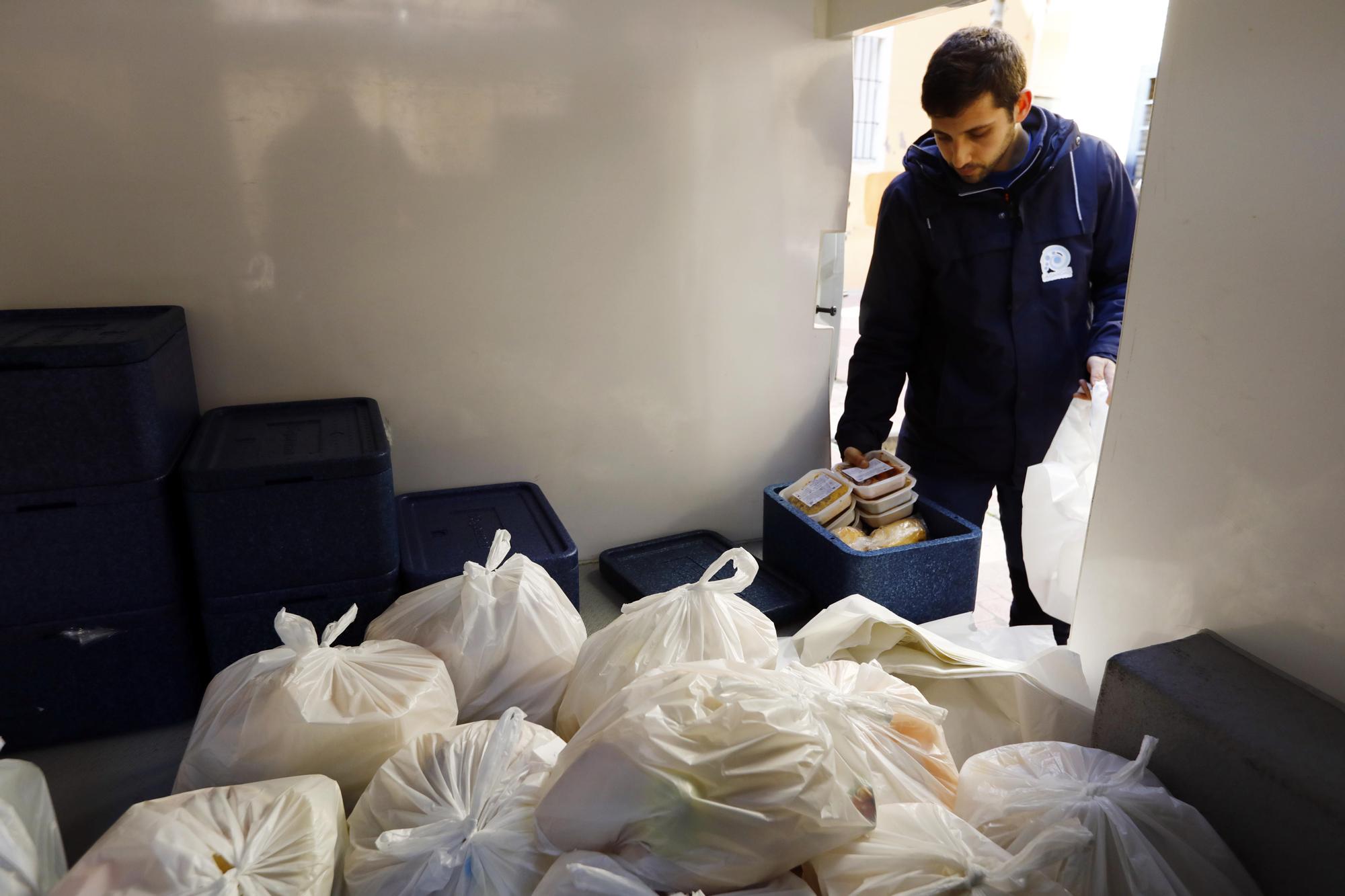 Reparto de comida a domicilio de la Fundación La Caridad