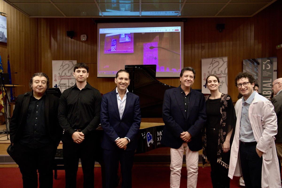Presentación del piano que estará en el vestíbulo por "Músicos ppr la salud"