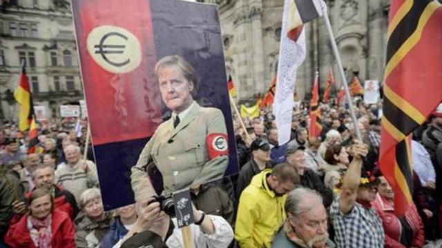 Seguidores de Pegida, en una protesta contra Merkel y los refugiados.