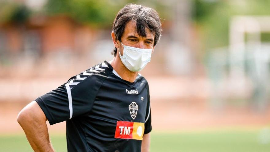 El entrenador del Elche José Rojo, Pacheta, durante un entrenamiento esta semana.