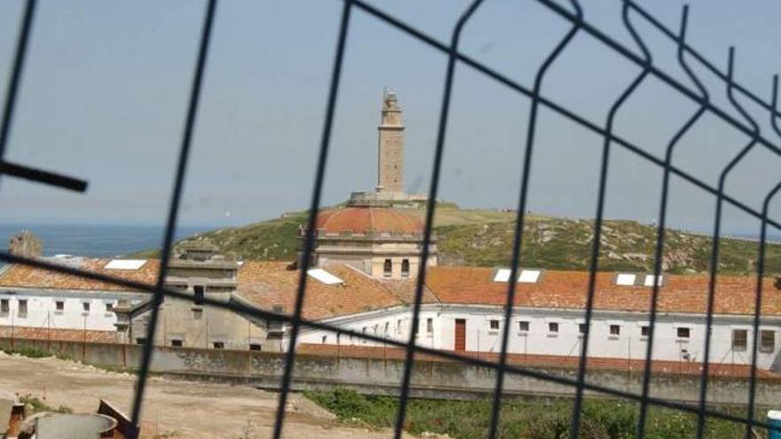 Vista de la antigua cárcel provincial, con la Torre de Hércules al fondo. / víctor echave