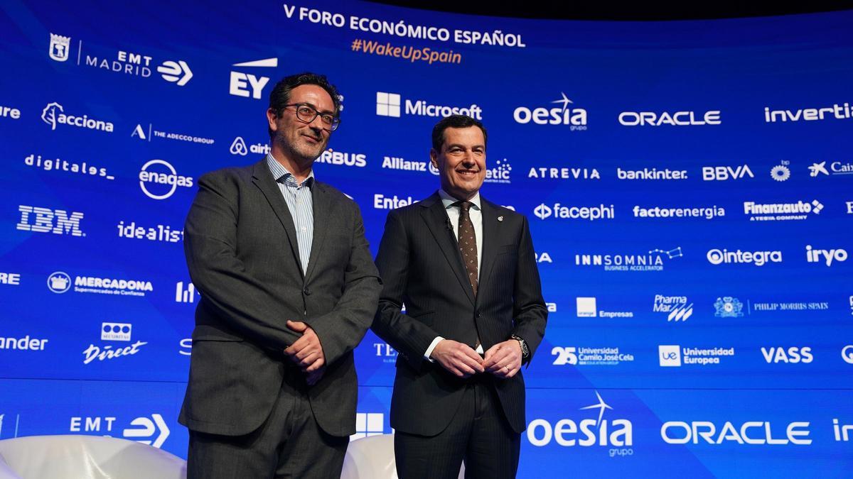 Juanma Moreno (derecha), en el foro de debate celebrado en Madrid.