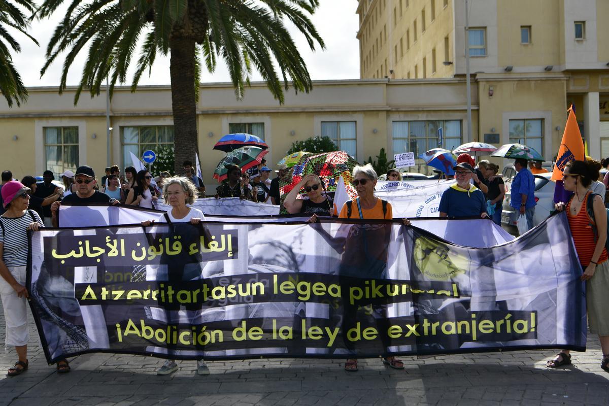 Una gran manifestación recuerda en la frontera de Melilla a las víctimas del 24J