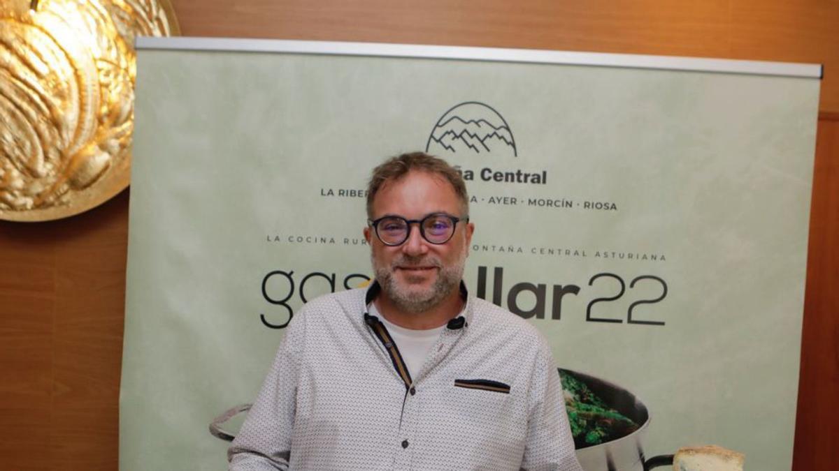 Lluis Nel Estrada, organizador del encuentro, entre quesos Casín y Gamonéu. | Fernando Rodríguez