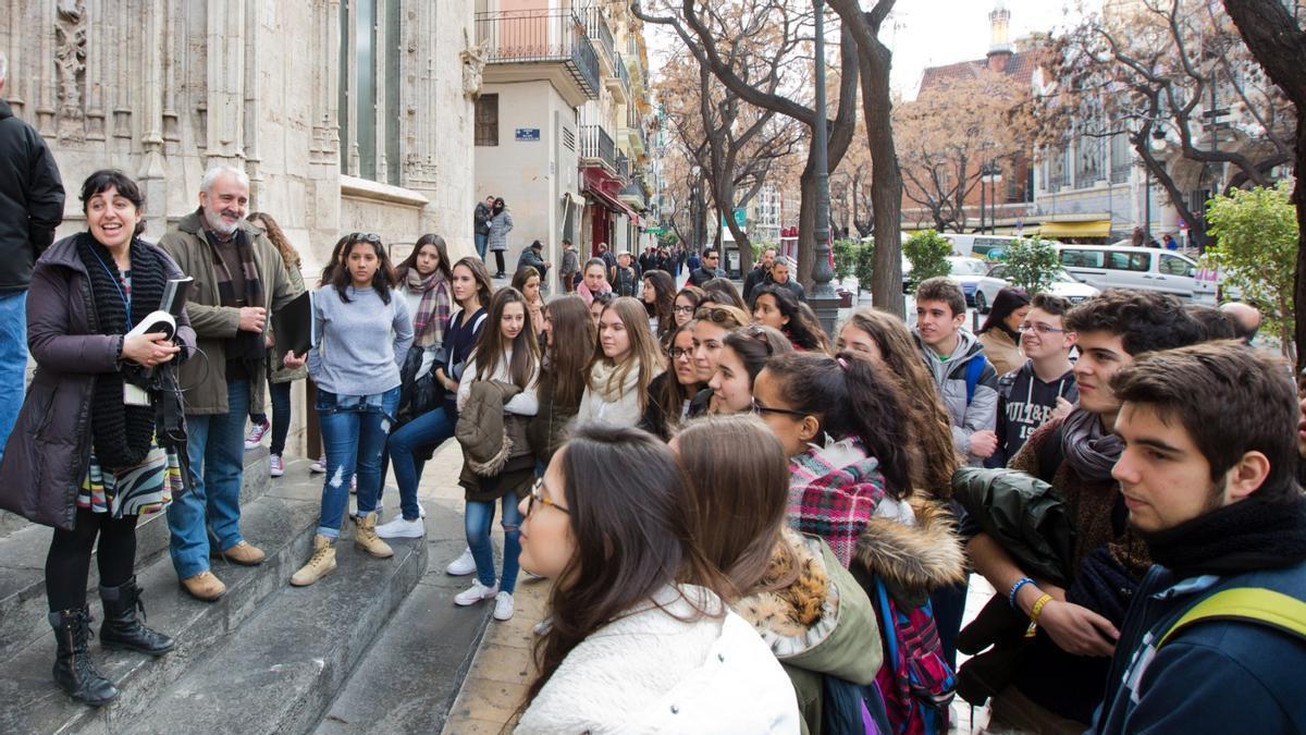 Un grupo de turistas con una guía oficial en València.