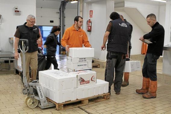 Auf dem Großmarkt wird mit Tonnen an Gemüse, Fleis