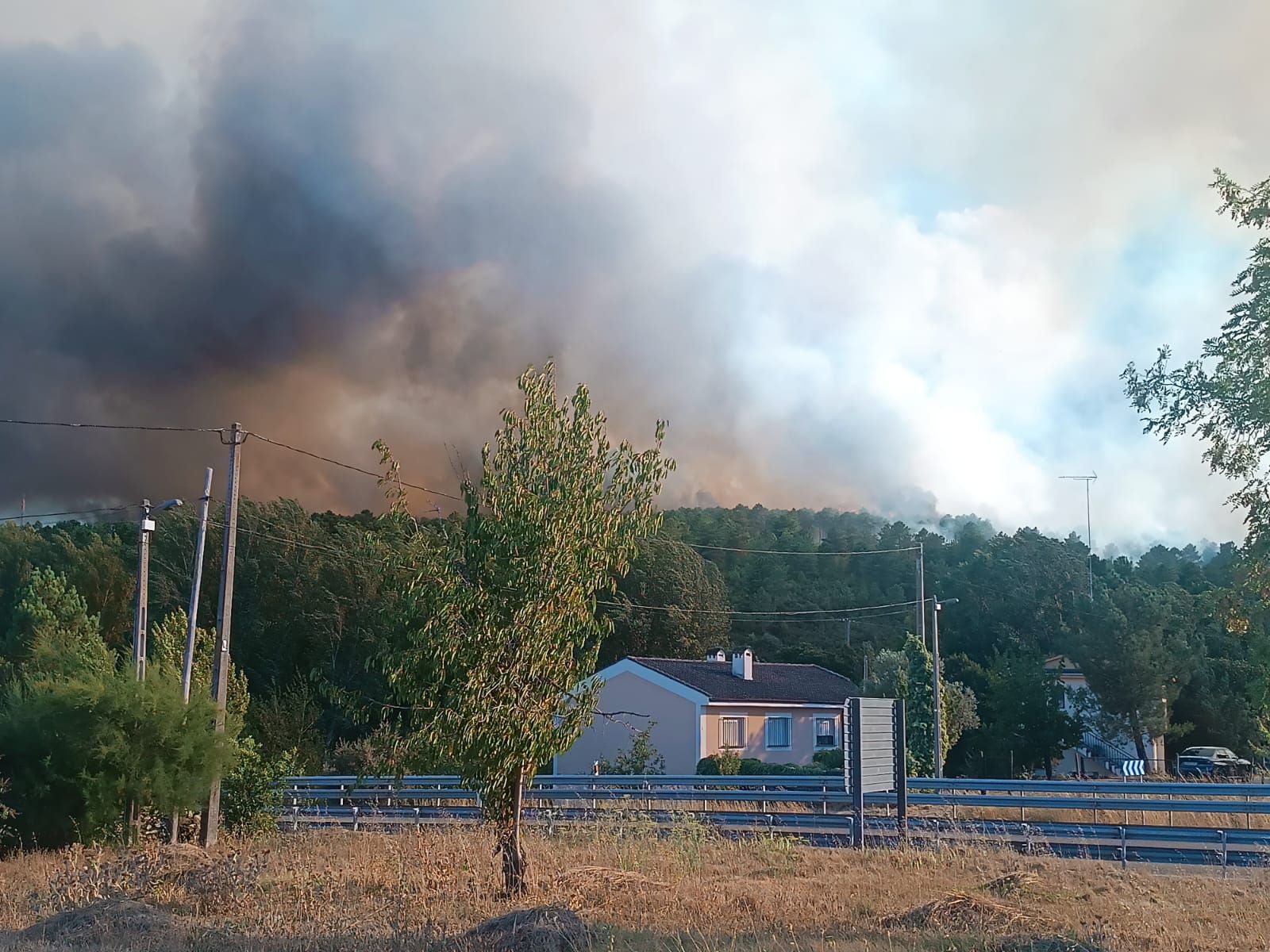 Las espectaculares imágenes del avance del fuego de Trabazos