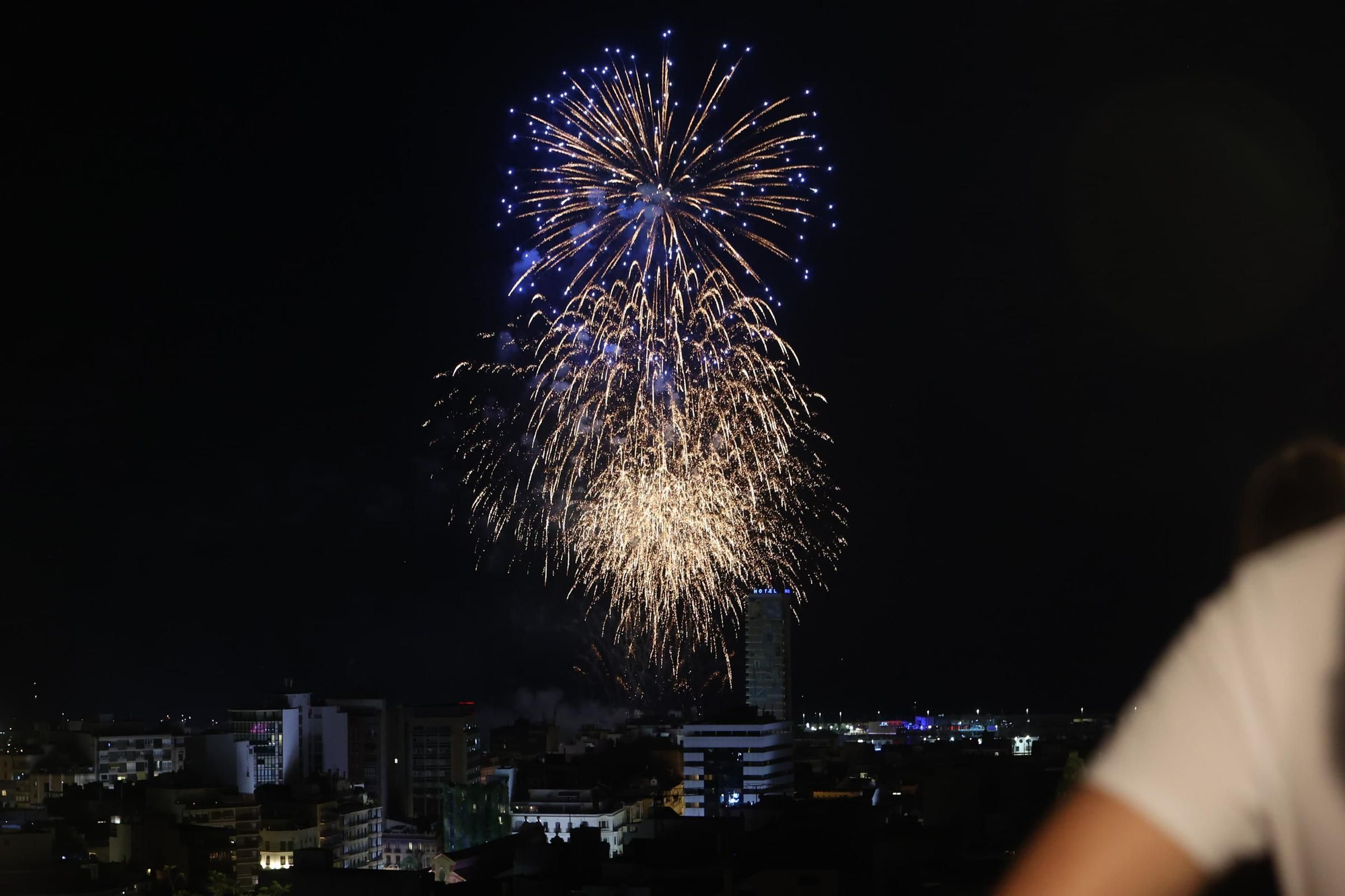 Así ha sido el espectáculo de la pirotecnia Gironina desde el Castillo de San Fernando en Alicante