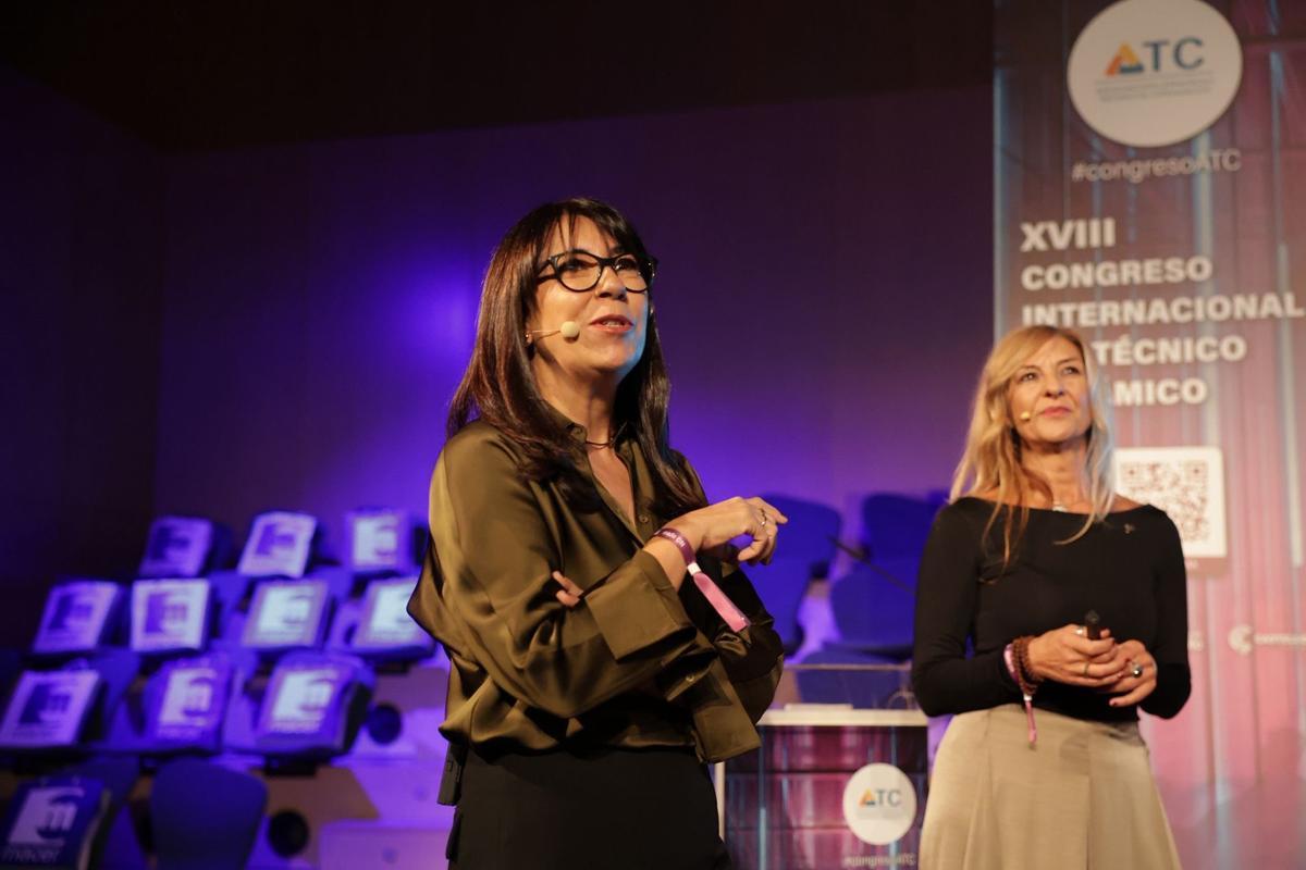 Ana Benavente y Lutzia Ortiz, durante la ponencia ofrecido este viernes en el Auditori.