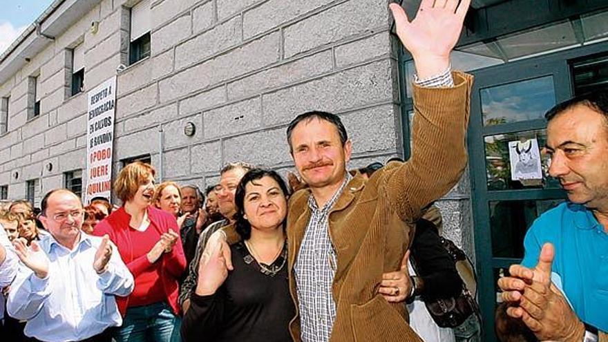 El alcalde de Calvos de Randín, Aquilino Valencia, con su mujer, al salir del Concello.