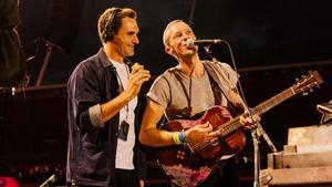 El tenista Roger Federer y Chris Martin de Coldplay durante el concierto de la banda británica en Zúrich.