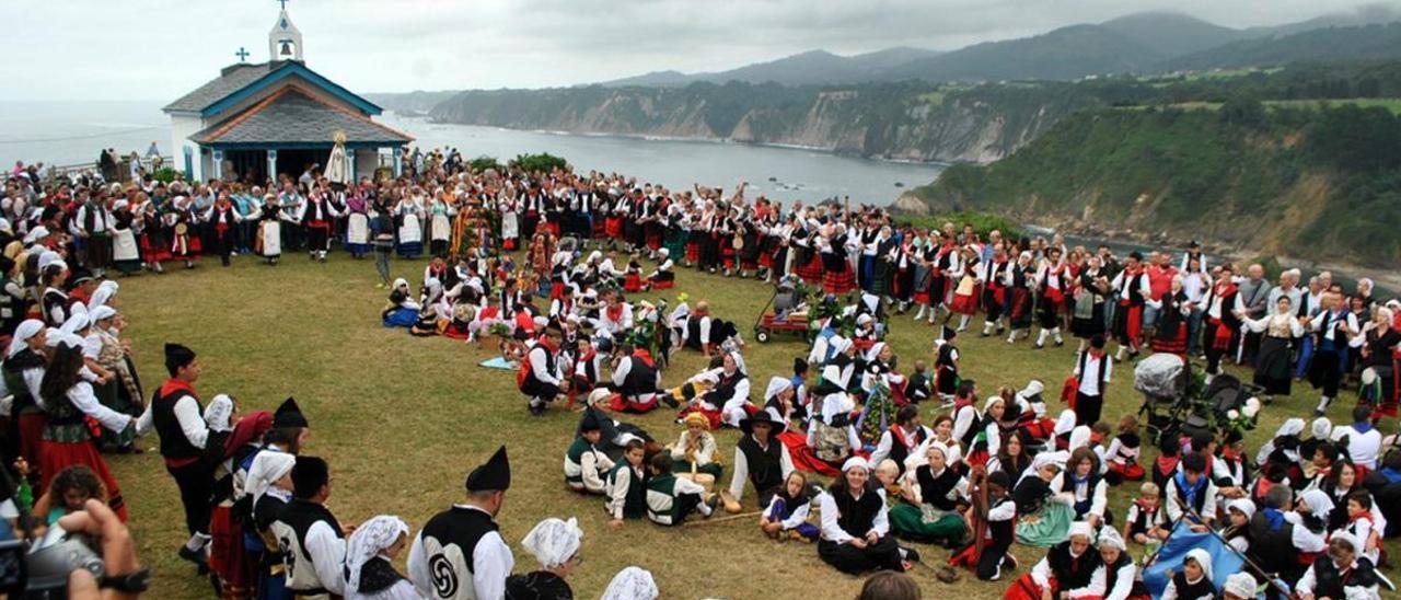 Romería de La Regalina, Cadavedo. Los participantes bailan la danza prima frente a la ermita.