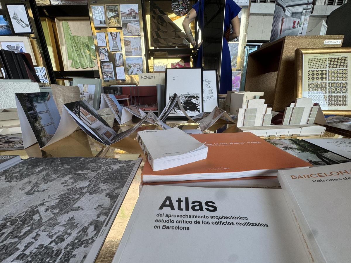 En primer término, el atlas que censa las 1.463 reencarnaciones arquitectónicas de Barcelona.