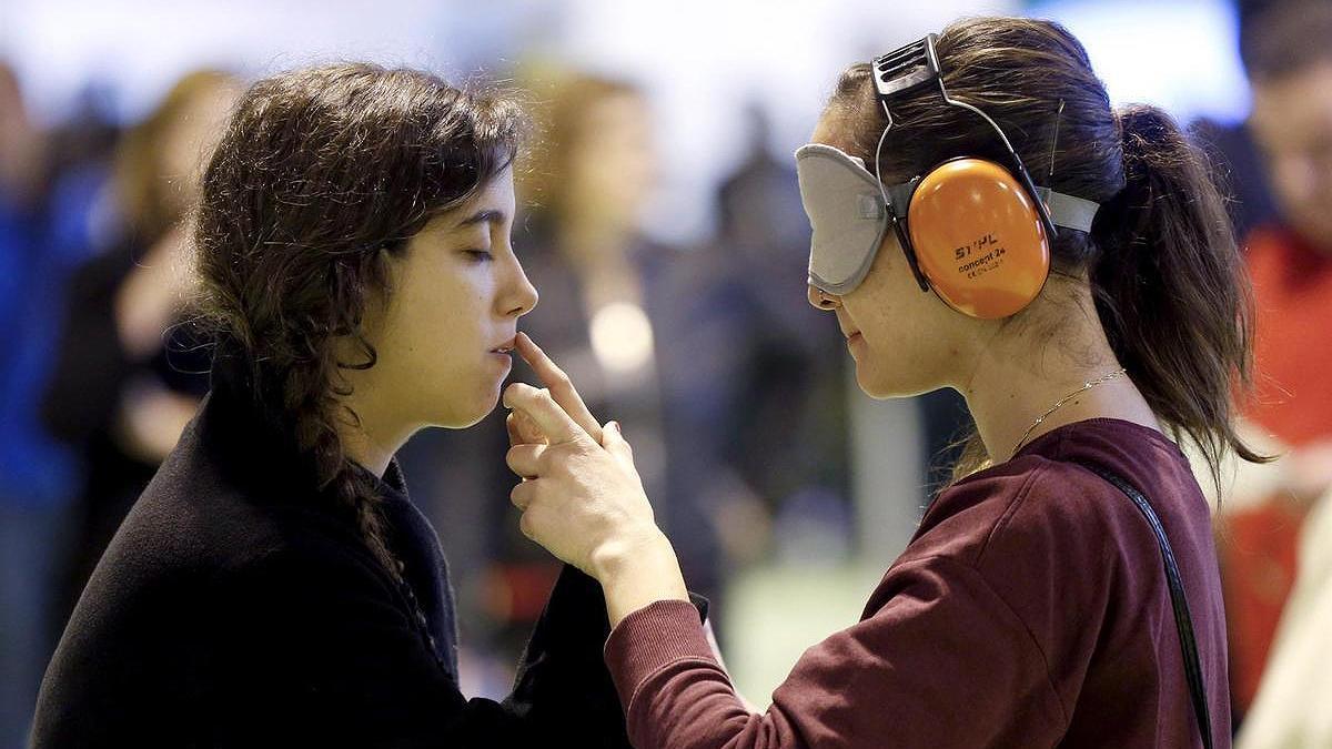 Dos mujeres participan en una demostración dentro de la IX Feria de Empleo para personas con discapacidad en Madrid.