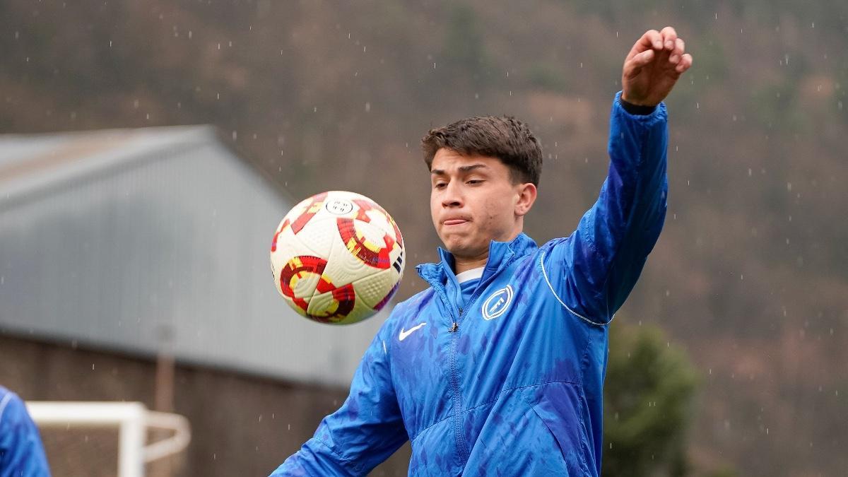 Los jugadores entrenando bajo la lluvia