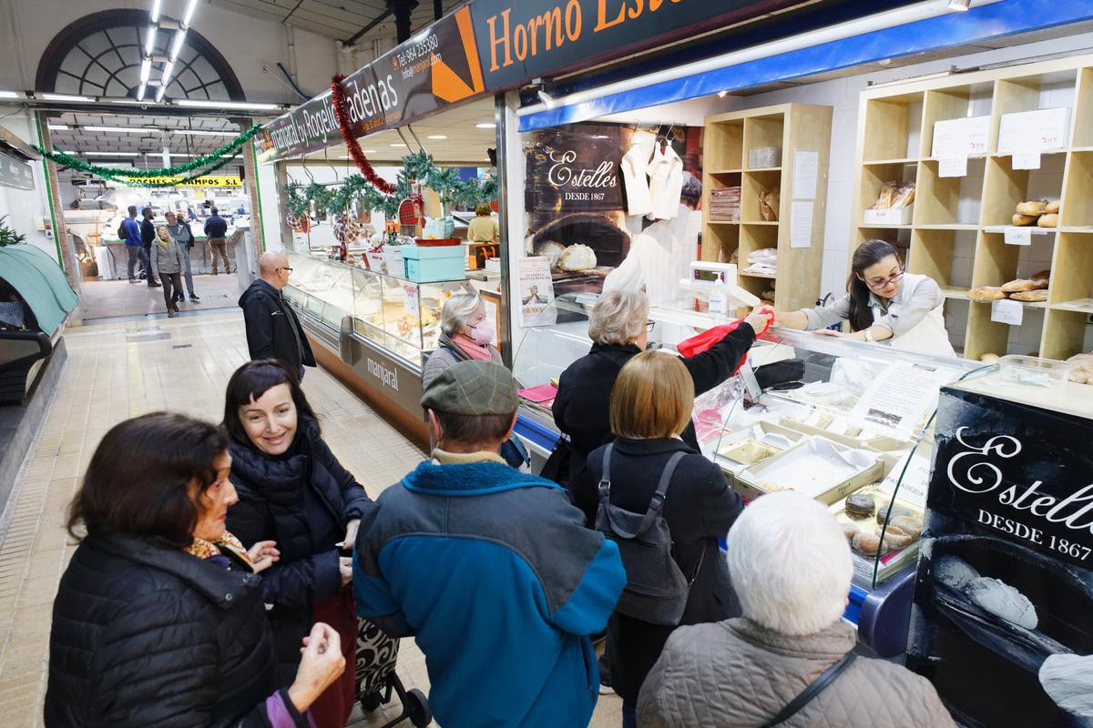 Gran afluencia de castellonenses ayer por la mañana en el Mercat Central, aunque no todas las compras tenían como motivación la planificación de los menús navideños.