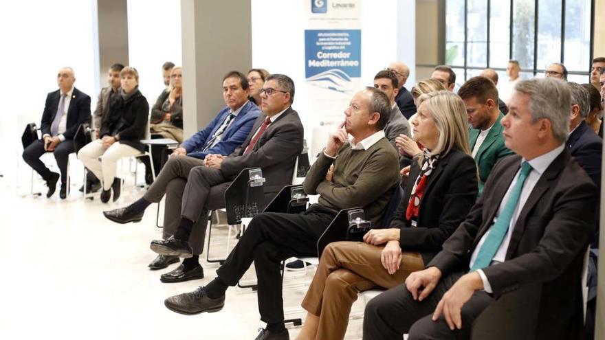 Juan Carlos Fulgencio, delegado de Gobierno en la Comunitat Valenciana; Ismael Sáez, secretario general de UGT-PV; Amparo Matíes, presidenta del Club de Encuentro Manuel Broseta; y Diego Lorente, director general de AVE, en la primera fila.