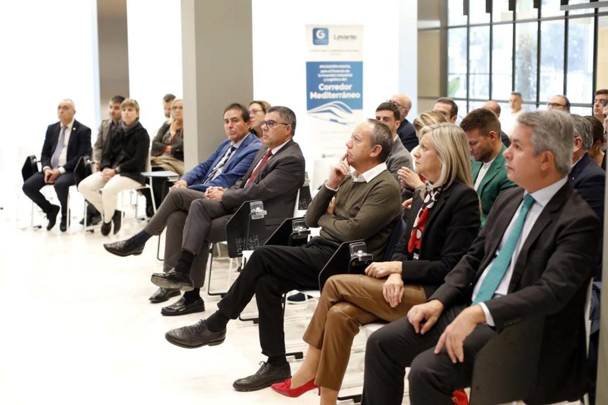 Juan Carlos Fulgencio, delegado de Gobierno en la Comunitat Valenciana; Ismael Sáez, secretario general de UGT-PV; Amparo Matíes, presidenta del Club de Encuentro Manuel Broseta; y Diego Lorente, director general de AVE, en la primera fila.