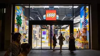 Lego esprinta y consolida su trono de empresa juguetera líder pese al furor por Barbie