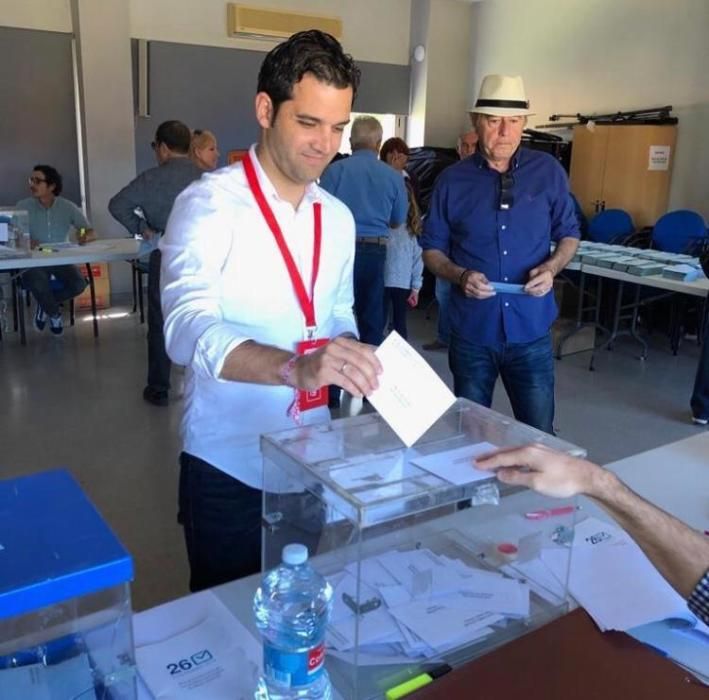 Juan Antonio Sagredo (PSPV) vota en la Canyada (Paterna).