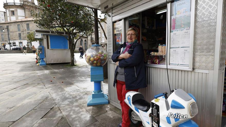 Josefa en su quiosco, donde vende snacks y dulces. Detrás, el que seguirá abierto en A Ferrería.