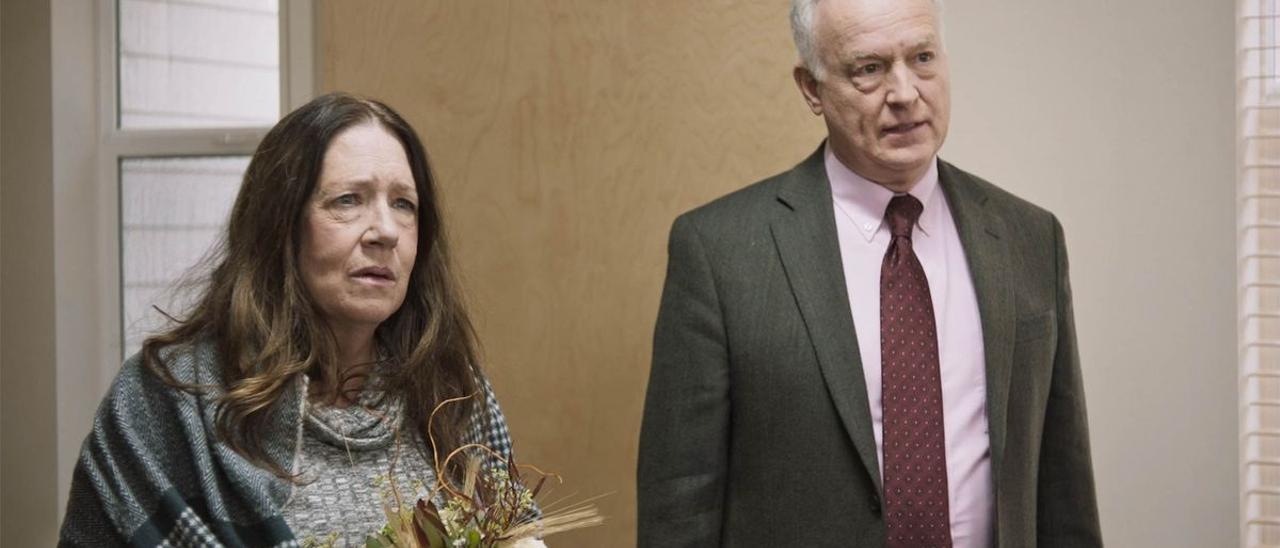 Anne Dowd y Reed Birney, en una imagen de ’Mass’.