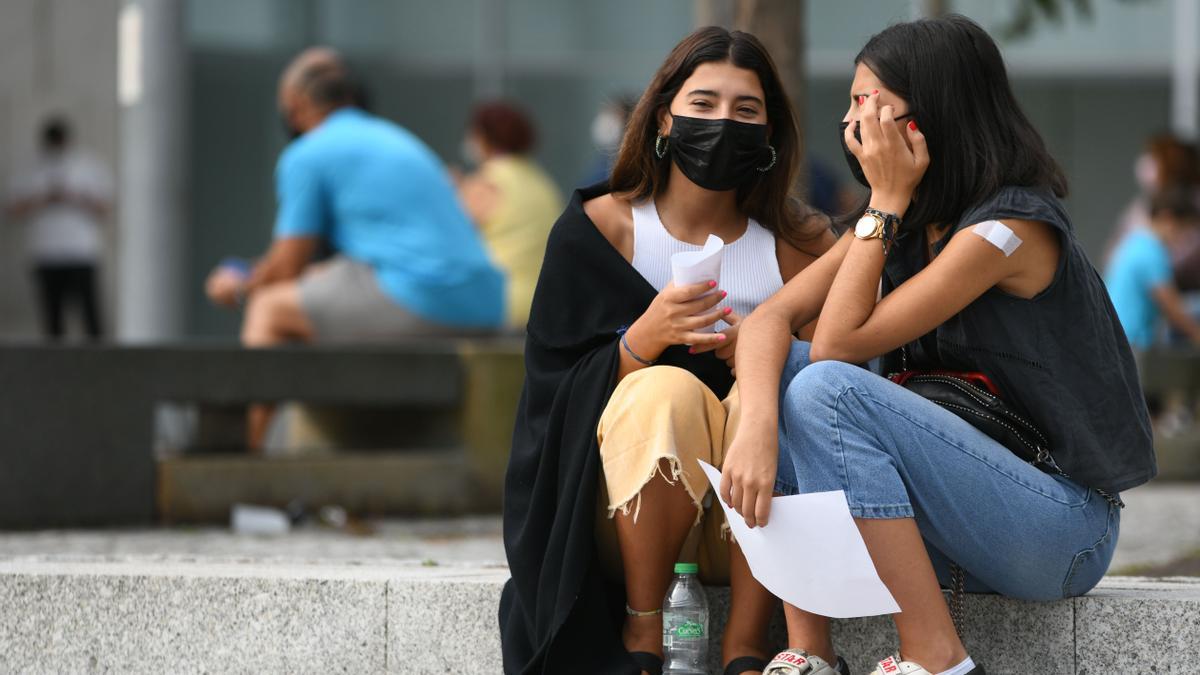 Jóvenes en Expocoruña tras recibir la vacuna contra el COVID-19.