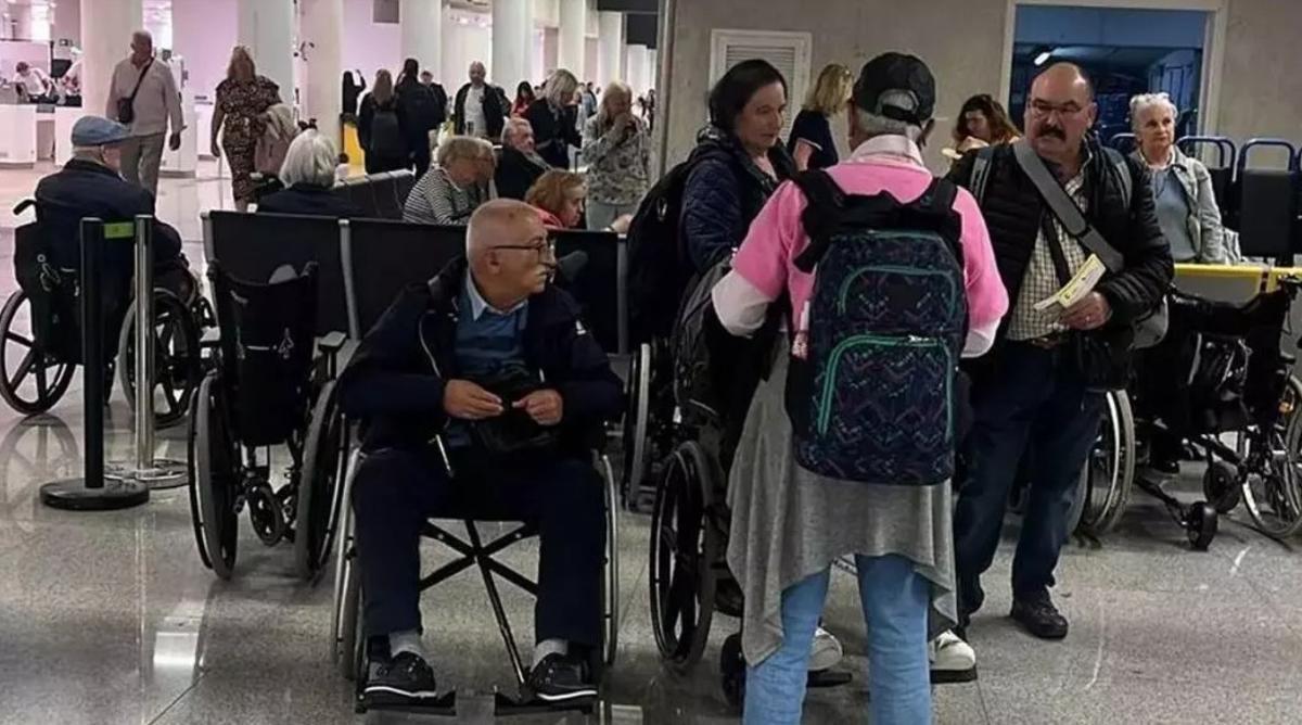 Passagiere mit eingeschränkter Mobilität am Flughafen.