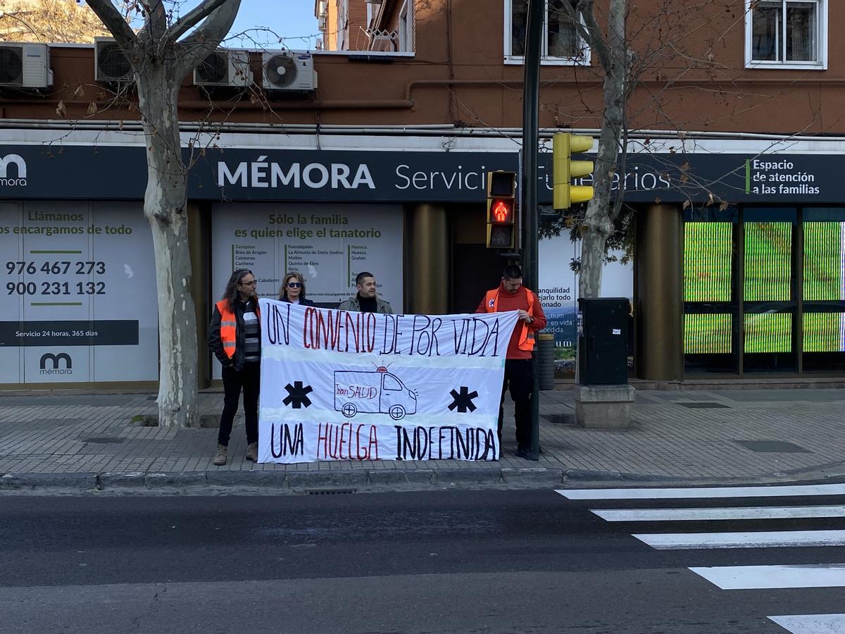 Protesta de los trabajadores del transporte sanitario, ante el Clínico.