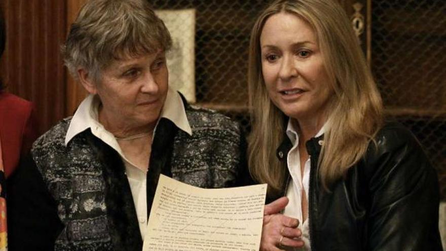 Annie Salomon y Marina Castaño muestran una de las hojas del manuscrito inédito de &#039;La colmena&#039;. / efe