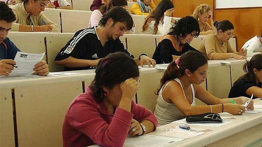 Alumnos en un examen