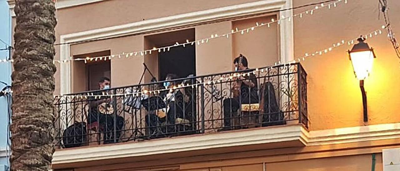 Microconcierto desde un balcón el pasado verano. | INFORMACIÓN