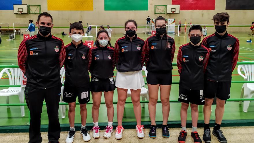 Una medalla de plata y dos bronces para el Bádminton Zamora en Medina del Campo