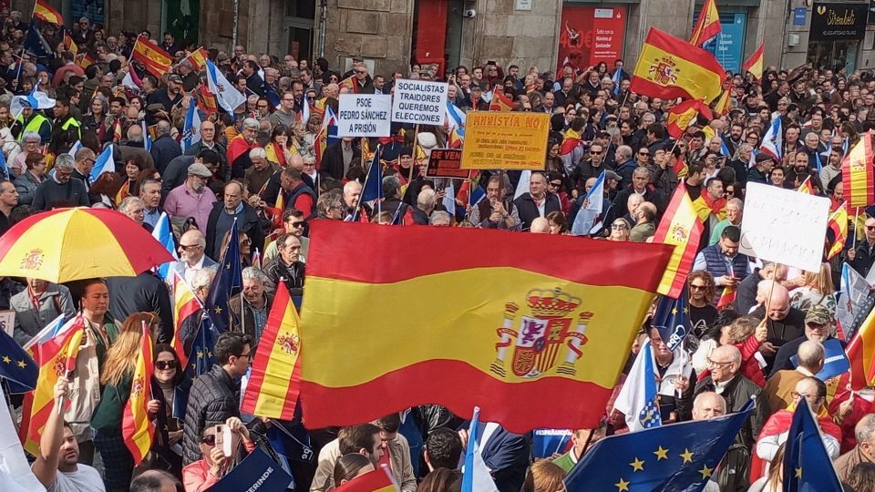 Contrarios a la amnistía se unen en una manifestación en Pontevedra