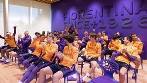 Bove visita a sus compañeros tras recibir el alta hospitalaria