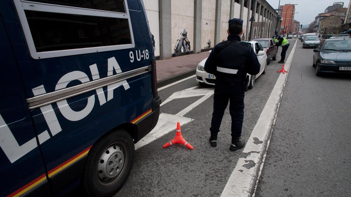 Un control de la Policía Nacional en Avilés, en una imagen de archivo.