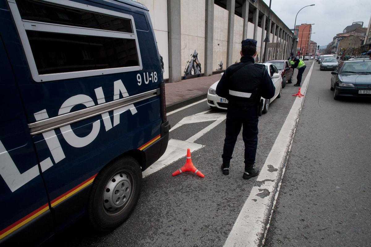 Un control de la Policía Nacional en Avilés, en una imagen de archivo.