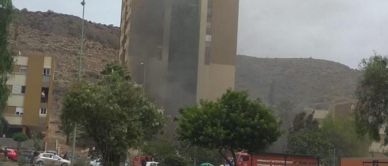 Incendio en un edificio de Jinámar