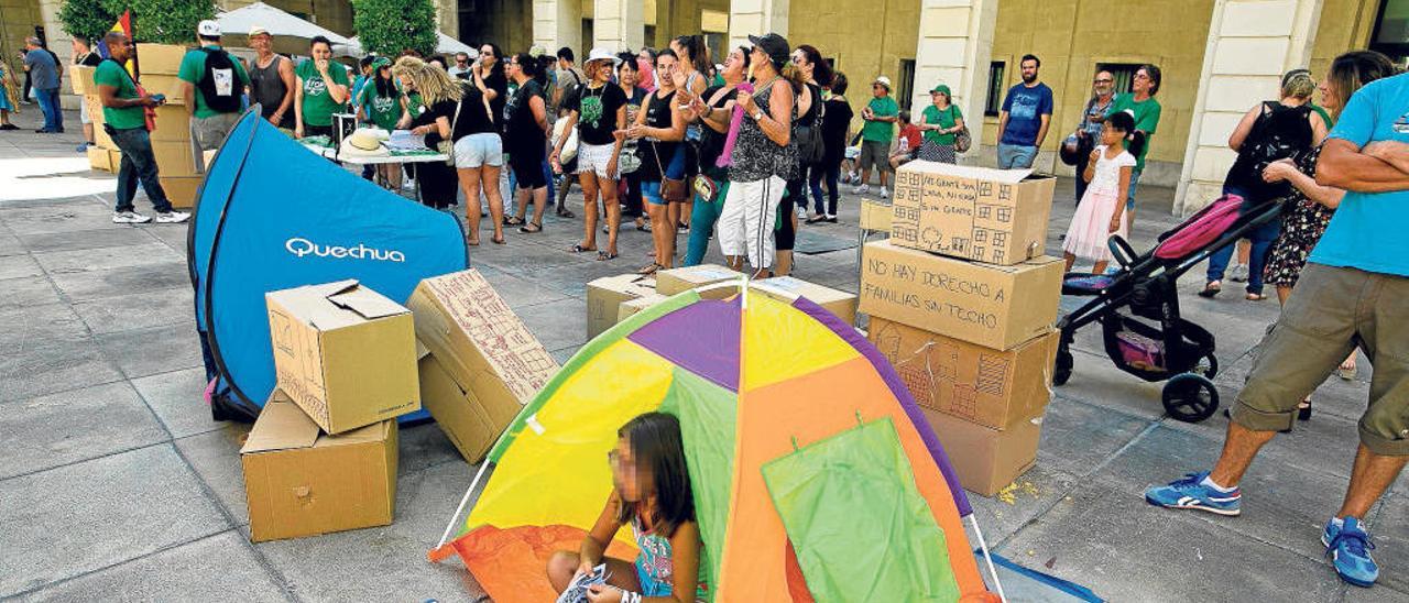 Imagen de archivo de una protesta de la plataforma Stop Deshaucios de Alicante en la plaza del Ayuntamiento.