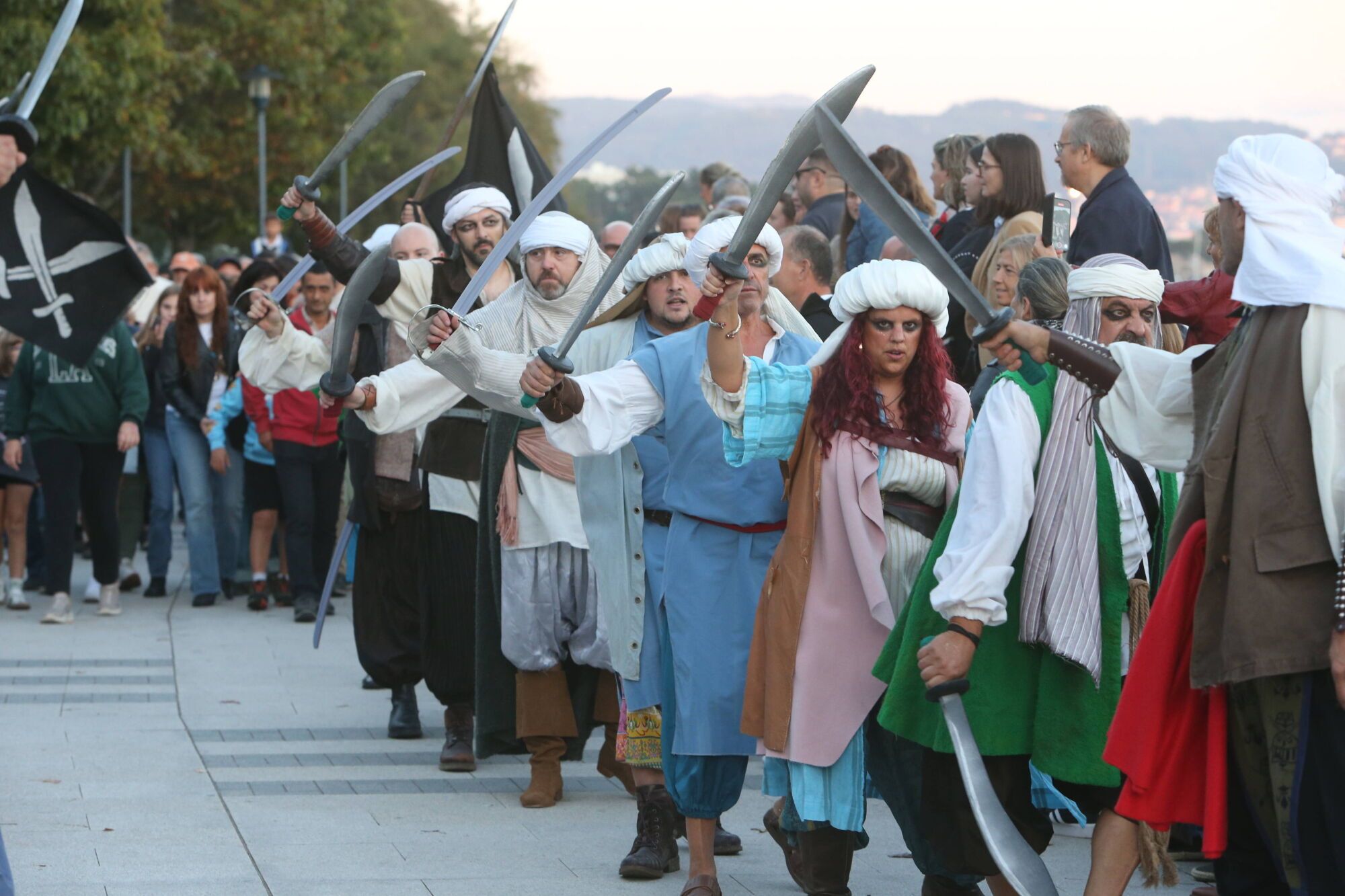 REPRESENTACION TEATRAL DE LA INVASION TURCA DEFENSA DA VILA POR LAS CALLES DE CANGAS
