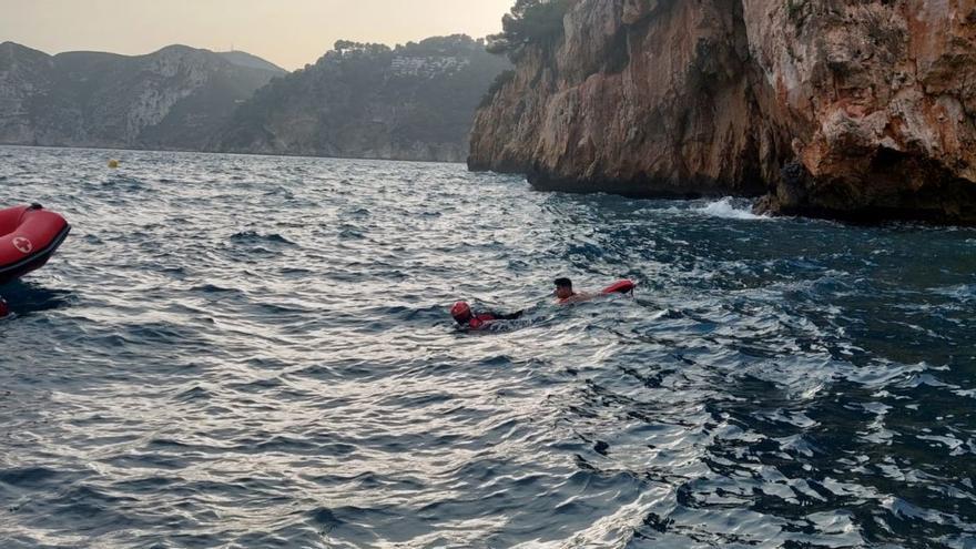 Rescatan a dos jóvenes atrapados en una cala de Xàbia