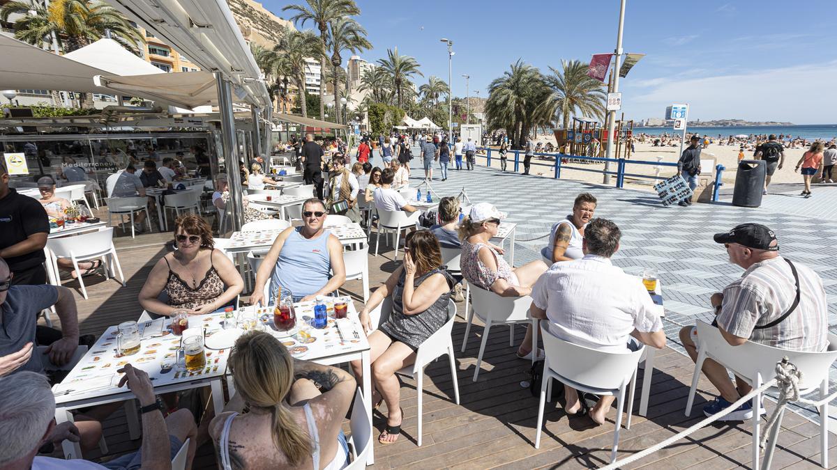 El paseo del Postiguet, lleno de turistas el pasado verano.