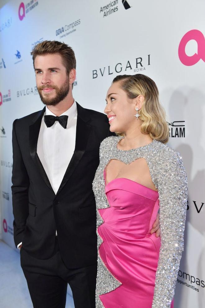Miley Cyrus mira enamorada a Liam Hemsworth